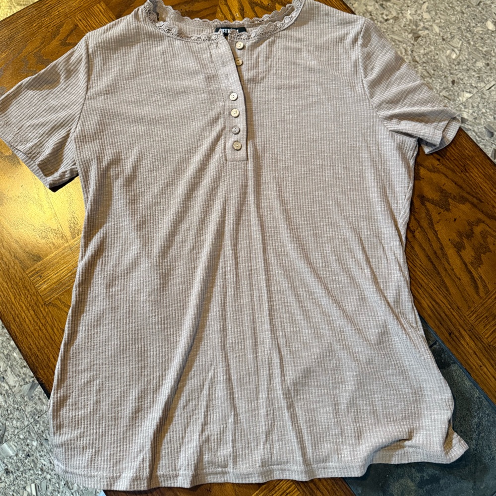 Amazon Women's Beige Ribbed Button-Down Top - Picture 2 of 9